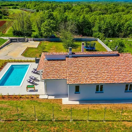 Roza, Zminj Vila Krizanici